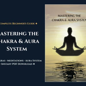 Può includere: Una guida digitale intitolata Mastering the Chakra & Aura System, che mostra la silhouette di una persona in posa meditativa sopra l'acqua al tramonto. Il testo include Complete Beginner's Guide, 7 Chakras, Meditations, Aura System e Instant PDF Download.