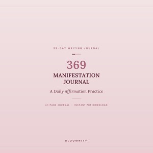 Può includere: Una copertina di diario digitale rosa pallido con il testo 33-DAY WRITING JOURNAL, 369 MANIFESTATION JOURNAL, A Daily Affirmation Practice, 41-PAGE JOURNAL, INSTANT PDF DOWNLOAD e BLOOMNITY in caratteri serif e sans-serif marrone scuro.