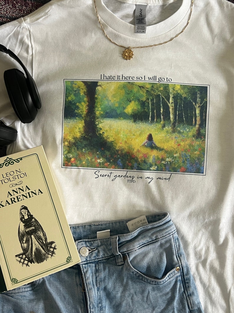 Jardin secret /Je déteste ça ici / Pull ou t-shirt /Crewneck blanc / Poètes torturés / T-shirt TTPD Taylor Merch /crewneck /TTPD image 1