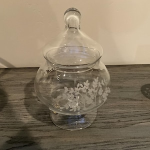 Vintage apoteksburk med lock och etsade blad