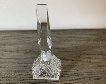 Frasco de perfume antiguo de vidrio grueso tallado, estilo bohemio, República Checa, 1940-1950.