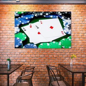 Elegancia del casino: Arte en lienzo de cuatro ases y fichas de ruleta, Arte de casino, Elegancia de póquer, Decoración de juegos de azar, Ases de la suerte, Fichas de ruleta, Noche de juegos