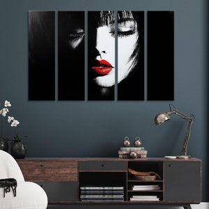 Imagen en blanco y negro del rostro de una niña con labios rojos