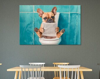 Puede incluir: Un bulldog francés marrón y blanco se sienta en un inodoro blanco en un baño con paredes de azulejos azules. El perro está leyendo un periódico.