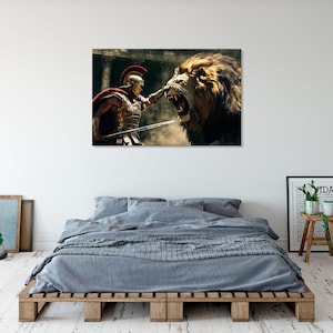 Puede incluir: Un soldado romano con armadura completa se enfrenta a un león rugiente. El soldado sostiene una espada en su mano derecha y está listo para luchar. El león está en el fondo, con la boca abierta en un rugido feroz.