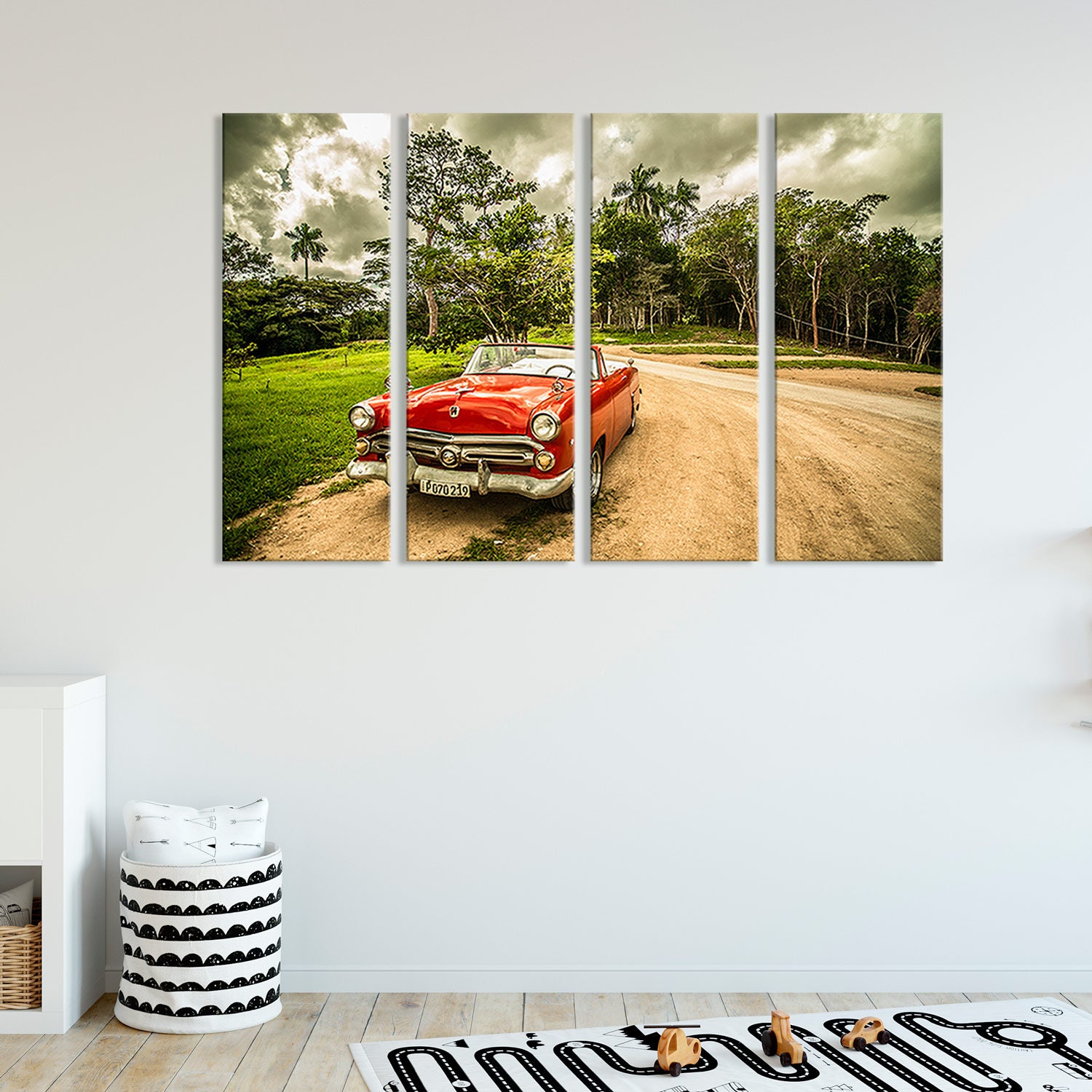 ヴィンテージレッドコンバーチブルカーキャンバスアート：素朴な砂利道