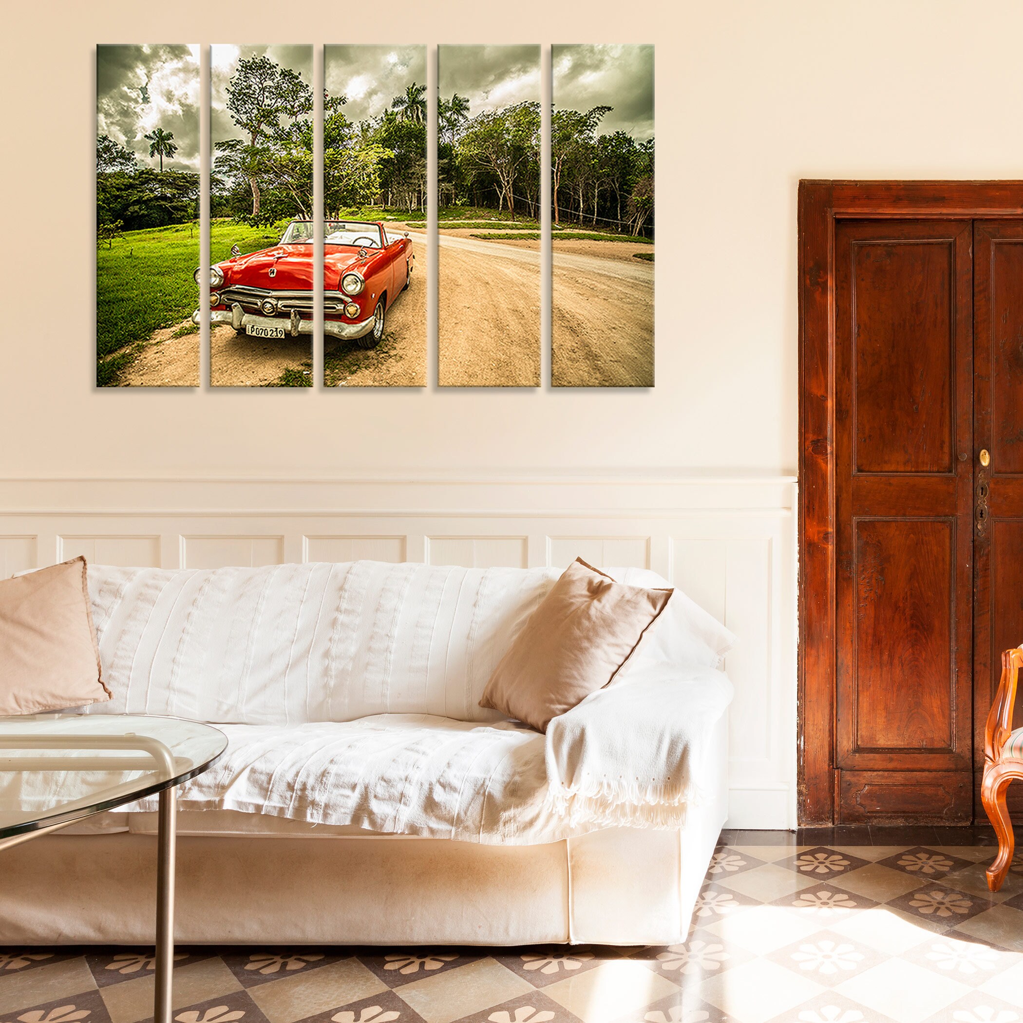 ヴィンテージレッドコンバーチブルカーキャンバスアート：素朴な砂利道