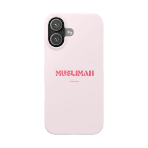 Peut inclure: Une coque de smartphone rose clair avec le mot MUSLIMAH imprimé en caractères gras rose foncé, accompagné du mot arabe pour Muslimah écrit en plus petit et en écriture fine rose foncé juste en dessous du texte principal.