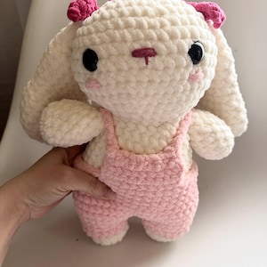 Könnte beinhalten: Ein Set aus drei Keramikbechern mit gesprenkelter, matter Oberfläche. Die Becher sind in den Farbtönen Creme, Hellgrau und Dunkelgrau gehalten. Jeder Becher hat ein schlichtes, minimalistisches Design und einen abgerundeten Henkel.