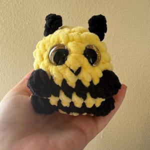 Abelha de crochê feita à mão - Brinquedo Amigurumi de abelha com fio grosso e macio