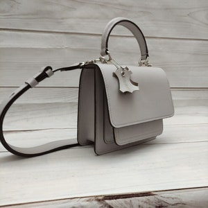 DIY Women&#39;s Leather Satchel Pattern - Craft Your Own Elegant and Functional Fashion Accessory
