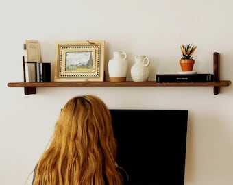 Półka wisząca z litego drewna z bocznymi ściankami: nowoczesny minimalistyczny wystrój