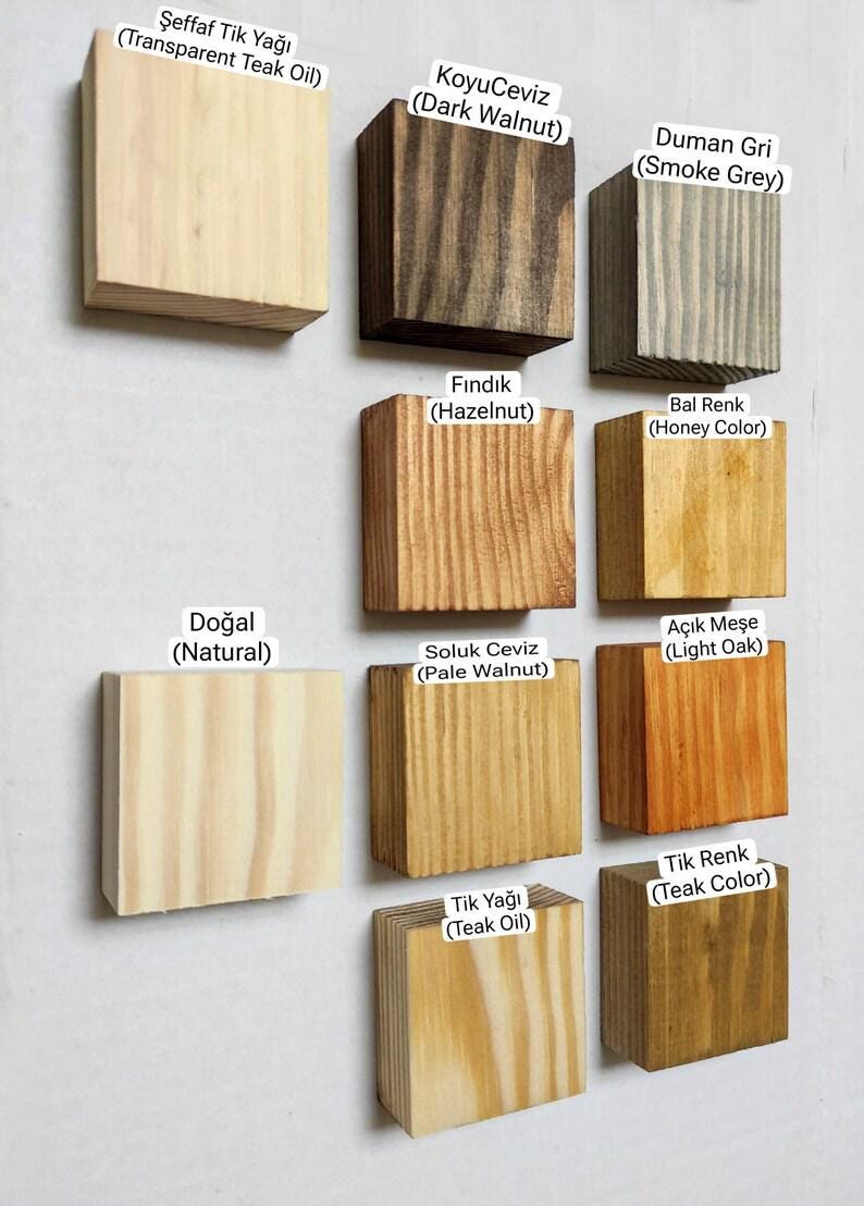 K&ouml;nnte beinhalten: Eine Sammlung von Holzbl&ouml;cken, die verschiedene Holzbeizfarben zeigen. Die Bl&ouml;cke sind mit Namen wie "Transparent Teak Oil", "Dark Walnut" und "Smoke Grey" beschriftet. Das Bild zeigt die verschiedenen Farbt&ouml;ne und Oberfl&auml;chen f&uuml;r Holzprojekte.