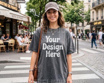 Pepper Comfort Colors 1717 T-Shirt Mockup | Übergroßes T-Shirt | Frau Modell Straße Lifestyle Mockup | Outdoor-Lifestyle | JPG Mockup