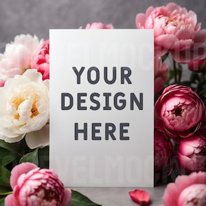 Mockup de cartão JPEG de peônias rosa e branca, mockup de layout plano, estilo elegante, mockup de cartão de felicitações floral 5x7, mockup de cartão de aniversário