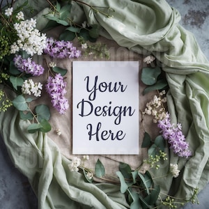 Cartão de flores violetas e brancas JPEG Mockup, Flat Lay Mockup, 5x7 Floral Mockup de cartão de felicitações, cartão de aniversário Mockup, cartão de primavera Mockup
