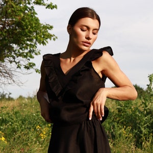 Schwarzes ärmelloses Sommertop JULIA mit V-Ausschnitt und Rüschen Details, Smart Casual Bluse für Frauen