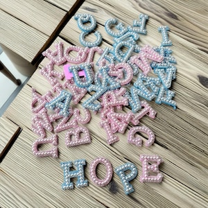 Parche termoadhesivo con letras de perla blanca personalizadas, parches termoadhesivos con letras del alfabeto de perla, manualidades DIY, letras para bolsos, ropa y zapatos.
