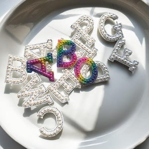 Parche termoadhesivo con letras de perla blanca personalizadas, parches termoadhesivos con letras del alfabeto de perla, manualidades DIY, letras para bolsos, ropa y zapatos.