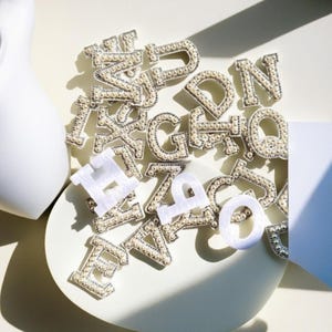 Parche termoadhesivo con letras de perla blanca personalizadas, parches termoadhesivos con letras del alfabeto de perla, manualidades DIY, letras para bolsos, ropa y zapatos.