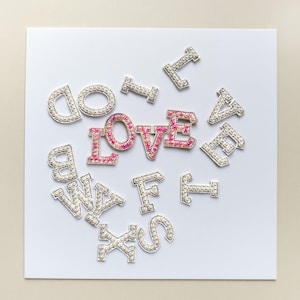 Parche termoadhesivo con letras de perla blanca personalizadas, parches termoadhesivos con letras del alfabeto de perla, manualidades DIY, letras para bolsos, ropa y zapatos.