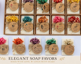 Peut inclure: Des faveurs de savon élégantes dans de petites boîtes, chacune avec un arrangement de fleurs séchées et une étiquette personnalisée. Les savons sont emballés avec de la ficelle, parfaits pour les événements.