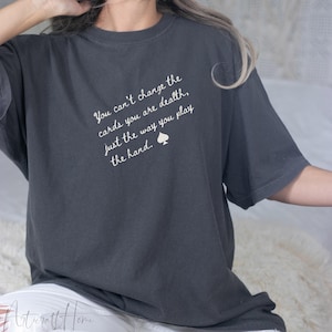 No puedes cambiar las cartas que te reparten, solo la forma en que juegas la mano camiseta, coche de espadas, positivo Camiseta unisex de peso pesado, regalos