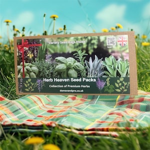 Può includere: Una busta rettangolare in cartone marrone etichettata Herb Heaven Seed Packs, Collection of Premium Herbs e Variety Seed Bags Inside. Il fronte presenta una stampa fotografica di varie erbe verdi, un nastro rosso, un codice QR e una bandiera.