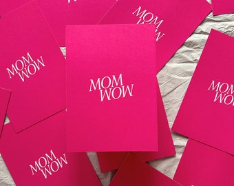 Karte zum Muttertag: Mom Wow | Postkarte / Grußkarte Mama | Geschenk Muttertag | Muttertagsgeschenk | Karte für Mama | Kleinigkeit Muttertag