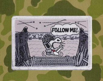 Parche de moral de Snoopy del Día D "Sígueme" - Omaha Beach Ruck de la Segunda Guerra Mundial - Bordado 2x3