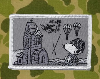 Parche de moral de la unidad aerotransportada de Snoopy, paracaidista del Día D, de la Segunda Guerra Mundial, bordado de 2 x 3 pulgadas.