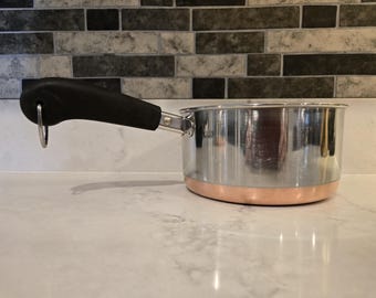 Cacerola Revere Ware de 1 1/2 cuartos de galón, modelo 1801, con fondo de cobre.