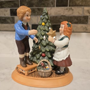 1982 Avon Weihnachtserinnerungen Serie 1982 Porzellanfigur, die Weihnachtstradition bewahren / Avon Sammlerstück.