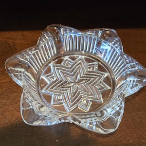 Vintage MCM Glass round/flower shaped Ashtray/Round/star Glass Ashtray/Ashtray/Barware/Home Decor/Small Glass Ashtray