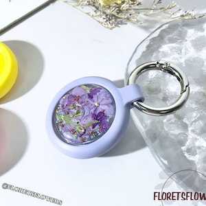 Étui pour airtag fleurs violettes séchées fait main, porte-airtag en résine couleurs personnalisées, housse imperméable pour colliers d'animaux de compagnie, porte-clés, sac à dos, cadeaux