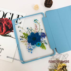 Étui à rabat bleu avec fleurs pressées pour iPad Air 11 pouces 13 pouces 2024/2025, iPad Pro 11 pouces 13 pouces, iPad 11e génération, iPad Pro 12,9 pouces Mini 7 2024, étui pour iPad Air 6 5 4