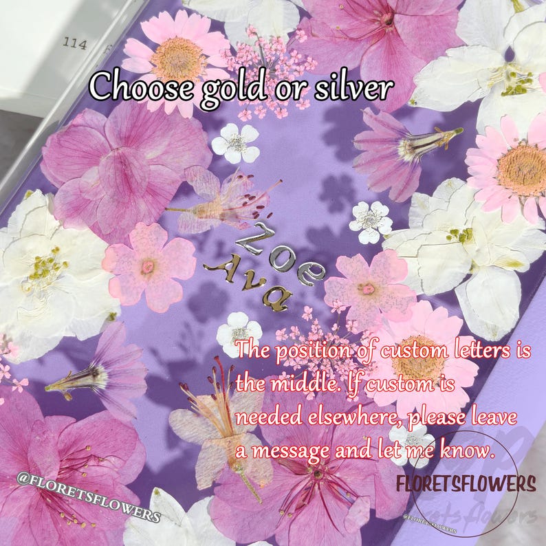 K&ouml;nnte beinhalten: Ein lavendelfarbenes Produkt mit gepressten Blumen und dem Text "Choose gold or silver". Das Produkt zeigt die Namen "Zoe" und "Ava" in silbernen Buchstaben. Der Text "The position of custom letters is the middle" ist ebenfalls sichtbar.