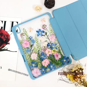 Funda para iPad con diseño de flores prensadas y ranura para bolígrafo para iPad Pro Air Pro de 11" y 13" (2024/2025), iPad Air 6 y 5, iPad 11.ª y 10.ª generación, iPad mini 7 (2024)