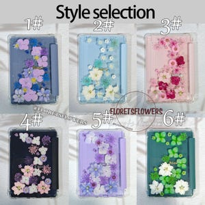 K&ouml;nnte beinhalten: Sechs Tablet-H&uuml;llen mit gepressten Blumenmustern in verschiedenen Farben. Die transparenten H&uuml;llen zeigen Blumen in Rosa-, Lila-, Blau- und Gr&uuml;nt&ouml;nen. Der Text "Style selection" steht oben. Der Name des Shops ist ebenfalls sichtbar.
