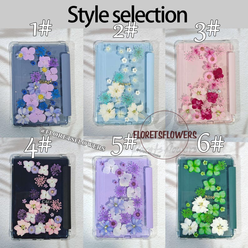 K&ouml;nnte beinhalten: Sechs Tablet-H&uuml;llen mit gepressten Blumenmustern in verschiedenen Farben. Die transparenten H&uuml;llen zeigen Blumen in Rosa-, Lila-, Blau- und Gr&uuml;nt&ouml;nen. Der Text "Style selection" steht oben. Der Name des Shops ist ebenfalls sichtbar.