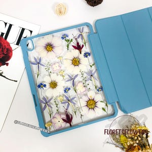 Gepresste weiße Blume iPad Hülle mit Stiftschlitz für iPad Pro Air 11"13" 2025,iPad Air 6 5 Case,iPad 10th 11th gen, iPad mini 7 2024,iPad case