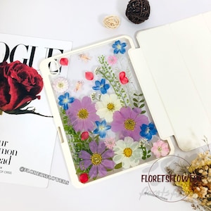 Funda para iPad con diseño de flores prensadas de colores y ranura para bolígrafo para iPad Pro Air Pro de 11" y 13" (2024/2025), iPad Air 6 y 5, iPad 11.ª y 10.ª generación, iPad mini 7 (2024)