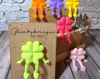 Kleiner sitzender Glücksbringer auf einer Kraftkarte (optional personalisierbar), Kantenhocker,Kleeblatt, Glückwunschkarte, Glücksbringer