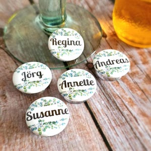 Glasmarkierer Button "Eukalyptus" mit Saugnapf - Button mit Wunschnamen Getränkemarkierer - Partyzubehör für Getränke