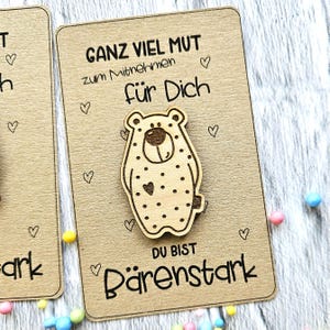Mutmachkarte für Kinder, Pocket Hug Bärenstark, Affirmationskarte mit einem Holzbären, Taschenumarmung aus Holz, Positives Denken für Kinder