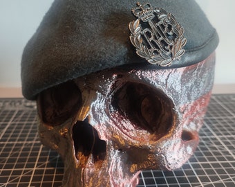 Skull Beret Stand