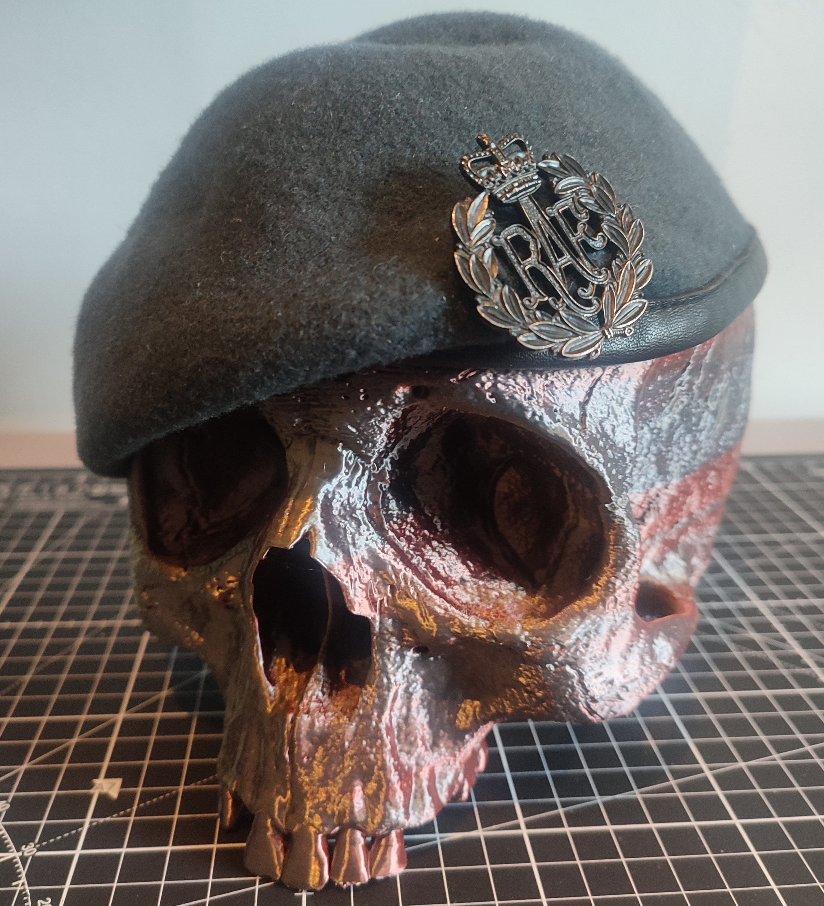 Skull Beret Stand