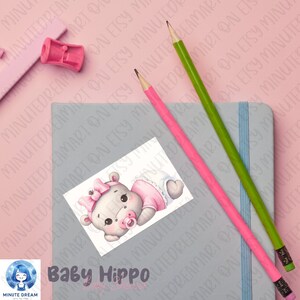 Op de afbeelding: Een digitale illustratie van een baby-nijlpaard dat een roze jurk en een roze strik draagt. Het nijlpaard ligt op zijn zij met zijn hoofd op zijn poot. De illustratie is op een witte achtergrond.