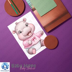 Op de afbeelding: Een digitaal printbaar ontwerp met een cartoonillustratie van een baby-nijlpaard dat een roze trui en een luier draagt. De tekst "Baby Hippo Baby Shower" staat onderaan het ontwerp.