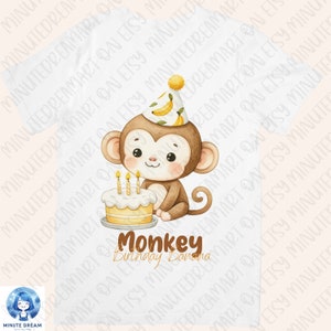 Może przedstawiać: Aquarela przedstawiająca małpę w czapce urodzinowej trzymającą tort urodzinowy ze świeczkami. Pod małpą widnieje napis "Monkey Birthday Banana".